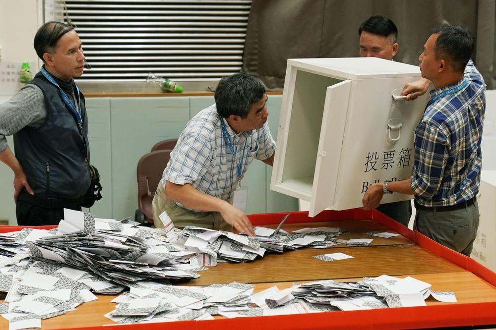 REZULTATI LOKALNIH IZBORA U HONGKONGU: Demokratski kandidati osvojili većinu! Glasanje prošlo bez problema! (VIDEO)