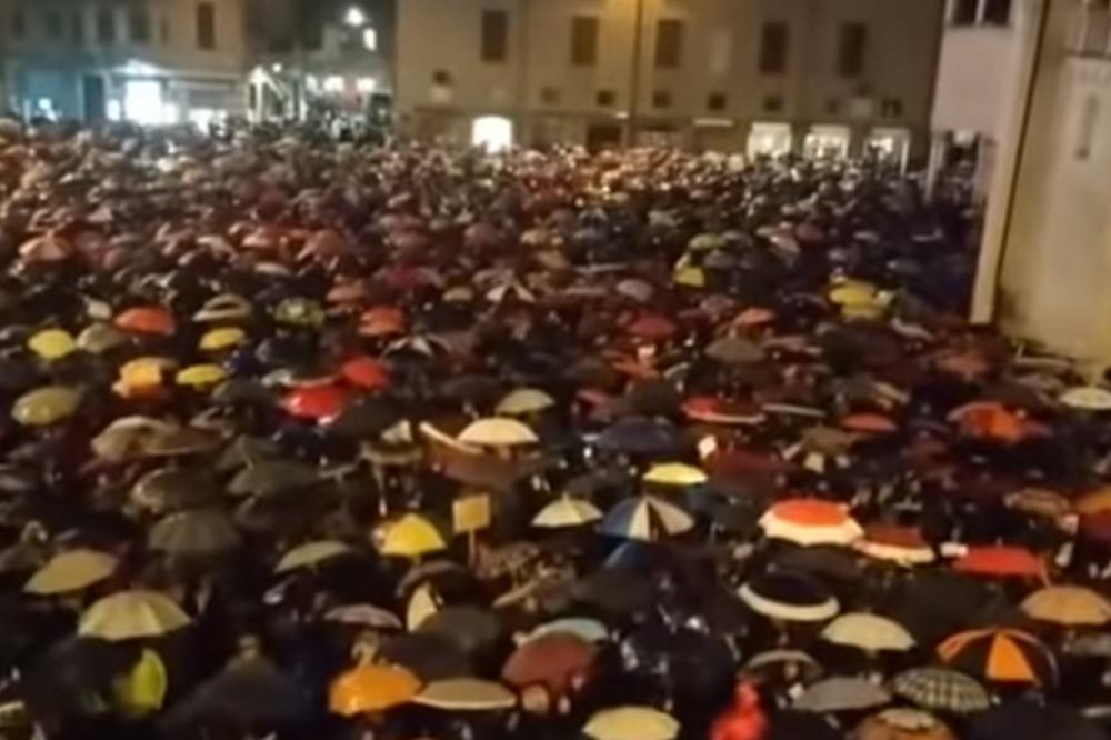 VIŠE OD 6.000 LJUDI NA KIŠI PEVALO HIMNU "BELA ĆAO" U MODENI: Ovako Italijani poručuju Salviniju da nije dobrodošao
