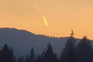 VATRENA KUGLA PROLETELA NEBOM: Svi su mislili da je meteor, ali jedan čovek tvrdi drugačije! (FOTO)