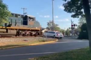 POTPUNO SMRSKAN! Tinejdžeri krenuli limuzinom preko pruge, zaglavili se, a onda je naišao voz! (VIDEO)