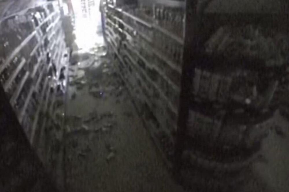 HAOS I U ULCINJU: Roba padala sa rafova u marketima posle jakog zemljotresa (FOTO)