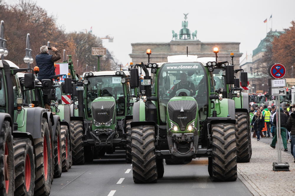 OPSADA BERLINA, 5.000 TRAKTORA UMARŠIRALO U NEMAČKU PRESTONICU: Farmeri besni na vlast zbog eko zakona (FOTO, VIDEO)