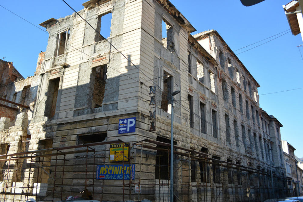 JEDAN SKOČIO SA SKELE: U Mostaru povređena 2 radnika koja su renovirala zgradu u trenutku zemljotresa