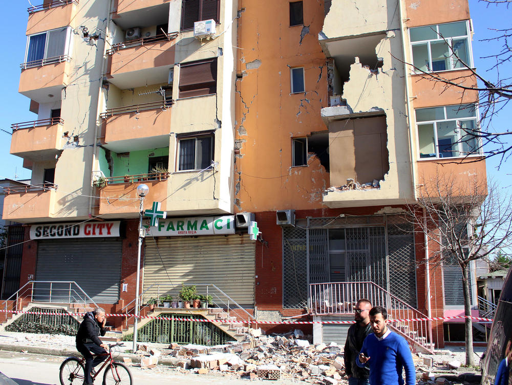 <p>Prema podacima objavljenim na veb portalu "Volcano discavery" zemljotres jačine 6,3 stepena, koji je danas pogodio Albaniju po snazi je kao 60.000 tona eksploziva TNT, što je ekvivalent za tri atomske bombe, preneo je portal Sot njuz.</p>