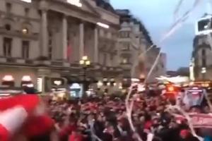 GRCI NAPRAVILI KARNEVALSKU ATMOSFERU U CENTRU LONDONA: Pogledajte kako su se zabavljali navijači Olimpijakosa (VIDEO)