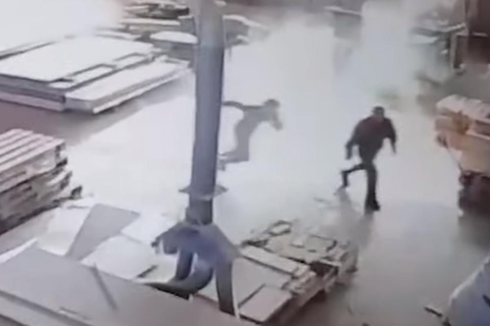 RADNICI BEŽALI GLAVOM BEZ OBZIRA! Zaposleni panično traže izlaz iz fabrike u Mostaru: Ovaj snimak najbolje opisuje strah