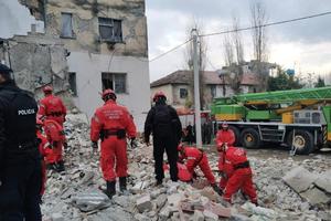 SRBI NOSE KOMPLETNU AKCIJU SPASAVANJE U ALBANIJI! Naši specijalci izvukli nekoliko žrtava, svi im prilaze i zahvaljuju!