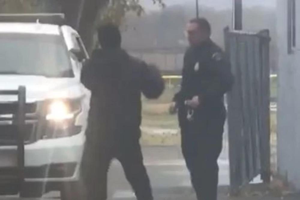 NARKOMAN JE UDARIO AMERIČKOG POLICAJCA U GLAVU: On je samo otvorio vrata kola i napadač je gorko zažalio! (VIDEO)