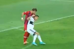 IMA JEDAN LUIS SUAREZ U PARAGVAJU: Pogledajte kako je fudbaler ugrizao protivnika ZA GLAVU! (VIDEO)