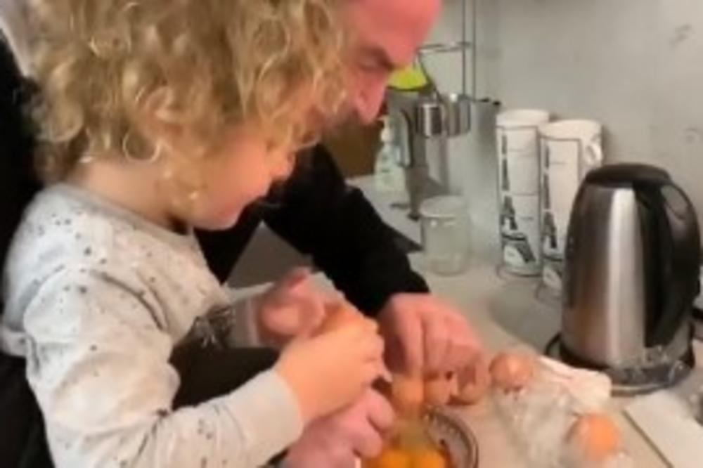 DEDA BOGI U EPIZODI KAJGANA: Ovako Bogoljub uči unuka kako se prže jaja, evo šta se doručkuje kod Karića (VIDEO)