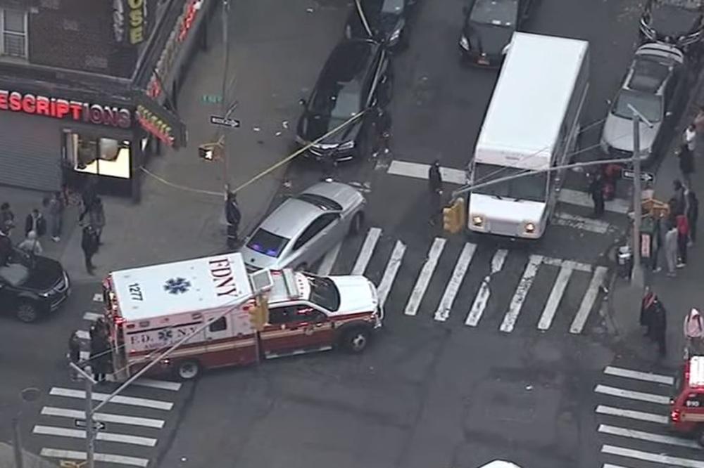 PUCNJAVA U NJUJORKU: Ranjeno petoro ljudi, među njima je i dvoje dece! Policija traga za napadačem! (VIDEO)