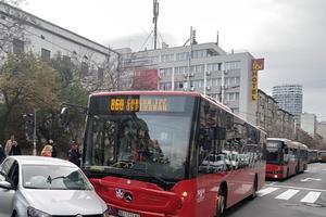 ČUKANJE U SARAJEVSKOJ, STAO SAOBRAĆAJ: Sudarili se auto i gradski autobus na liniji 860 iz Obrenovca (FOTO)