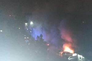 DRAMA U STRAHINJIĆA BANA: Zapaljena tri automobila u centru Prokuplja! Vatrogasci odmah reagovali