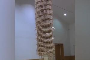 ZA GINISA! Napravio toranj od nekoliko hiljada drvenih pločica i srušio ga jednim potezom kao kulu od karata! (VIDEO)