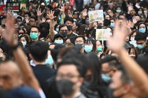 ZAVRŠENA BLOKADA UNIVERZITETA U HONGKONGU: Policija ušla na kampus, zaplenili 4.000 molotovljevih koktala! (VIDEO)
