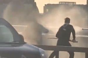 NEVEROVATNI SNIMCI IZ LONDONA: Teroristu savladali osuđeni ubica i Poljak, i to ROGOM kita i aparatom za gašenje požara!