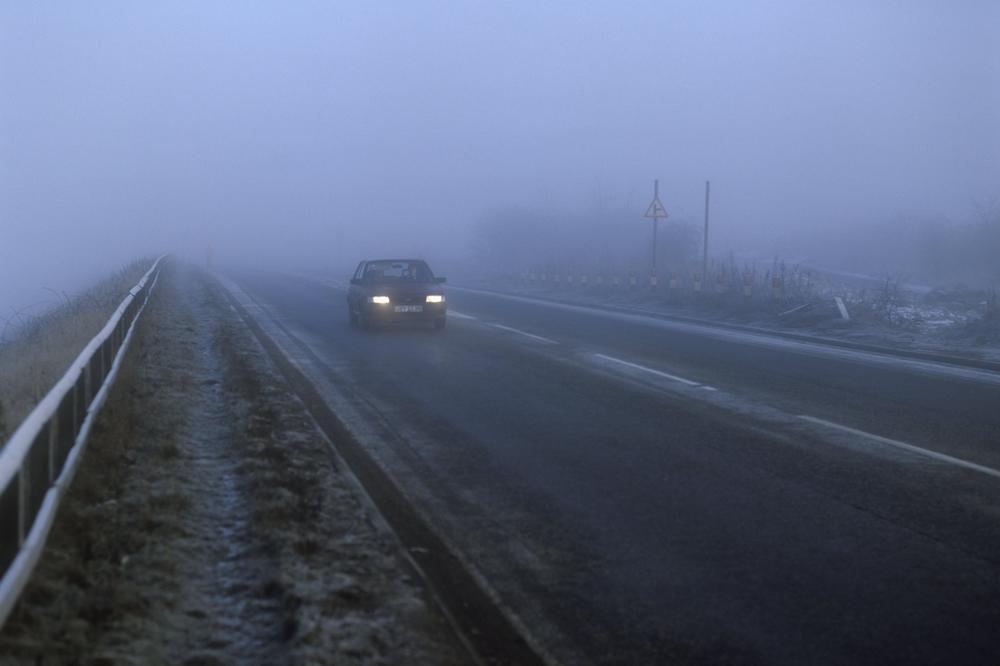 VOZAČI, OPREZ! RHMZ UPOZORAVA: Mraz i magla smetaju u vožnji, najkritičnije je u ovim delovima Srbije (FOTO)