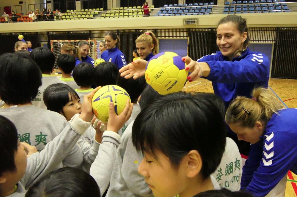 MNOGO SMO JAKI: Rukometašice u japanskoj školi, đaci skandirali Srbiji! (VIDEO)