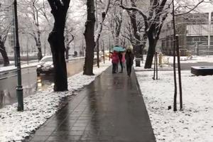 ZABELELA SE BIH: Sneg pao u više gradova i sela, a beli se i  Sarajevo! Građani čistili automobile i prilaze kućama!