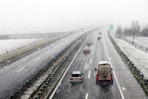 KADA PADNE PRVI SNEG: Zabeleo se auto-put ka Nišu, ovako izgleda kod Jagodine! Sneg pada i u Toplici (FOTO)