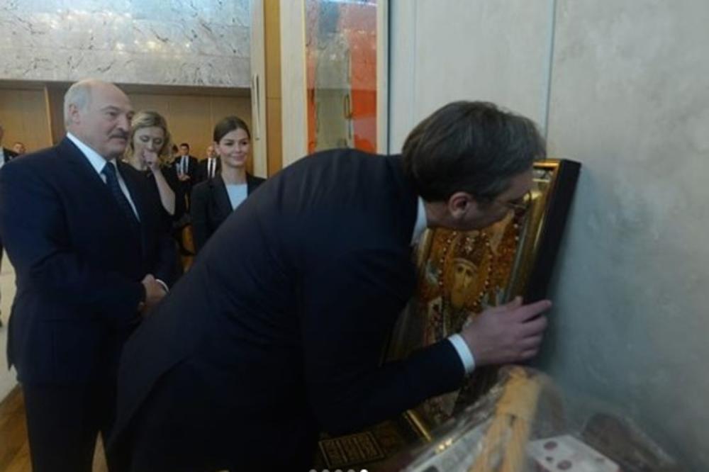 OVO NISTE MOGLI DA VIDITE NA TV Vučić od Lukašenka dobio ikonu Svetog Nikole a onda otkrio da obožava beloruske čokolade