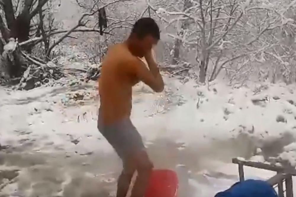DRAMATIČNE SCENE IZ KAMPA ZA MIGRANTE U BIH: Muškarac stoji na snegu u donjem vešu i kupa se! (VIDEO)