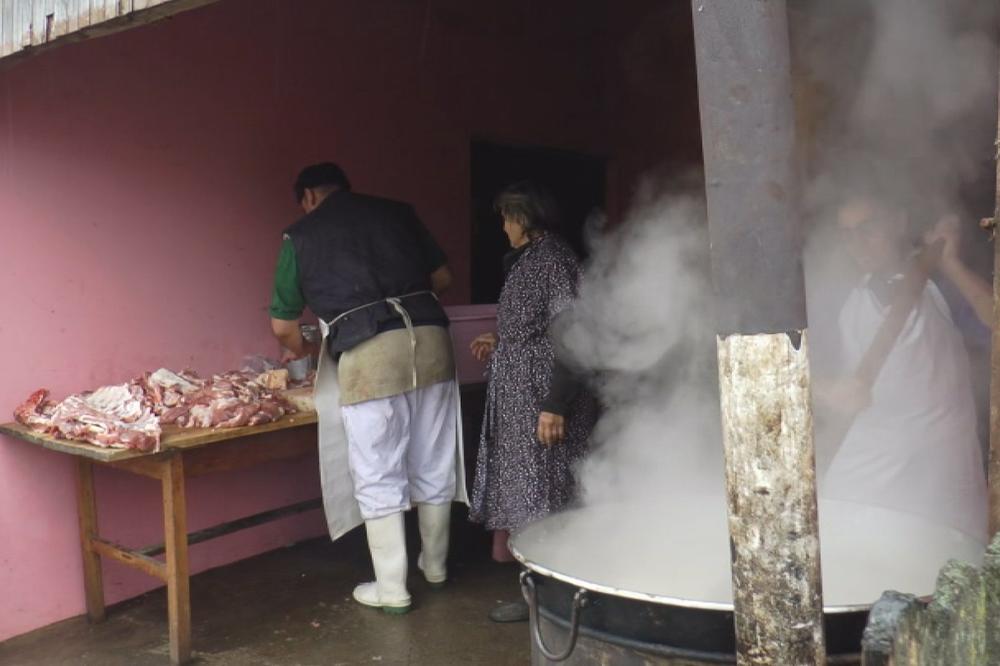 NEKADA SU ZA 29. NOVEMBAR GRAĐANI OBAVEZNO IŠLI KOD ROĐAKA NA SELO: Da napune zamrzivač! E, sad se seljaci opametili pa rade ovako