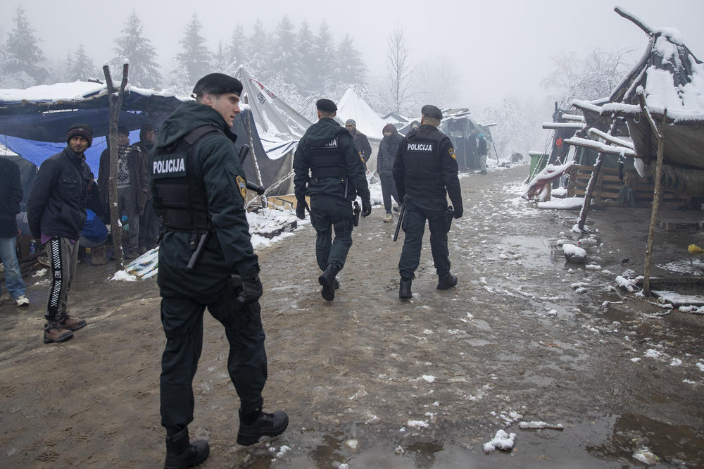 DRAMA U KAMPU VUČJAK, MIGRANTI NAPALI POLICIJU: Doneli im drva za zimu, a onda počeo haos! (FOTO, VIDEO)