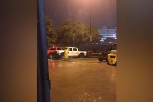 POTPUNI HIT NA INTERNETU! Dok napolju pljušti kiša kao iz kabla, on rešio da besplatno opere svoj kamionet! (VIDEO)
