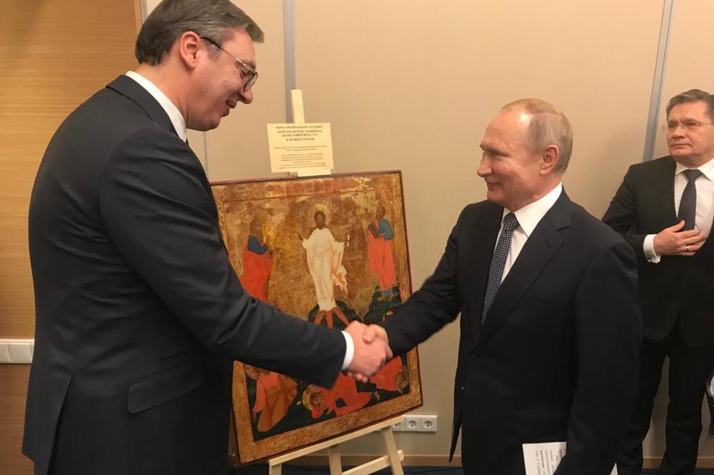 VUČIĆ PUTINU DARIVAO IKONU,  A RUS NJEMU PUŠKU KRALJA MILANA! Predsednik Srbije: Putin mi je ukazao veliku čast (FOTO)