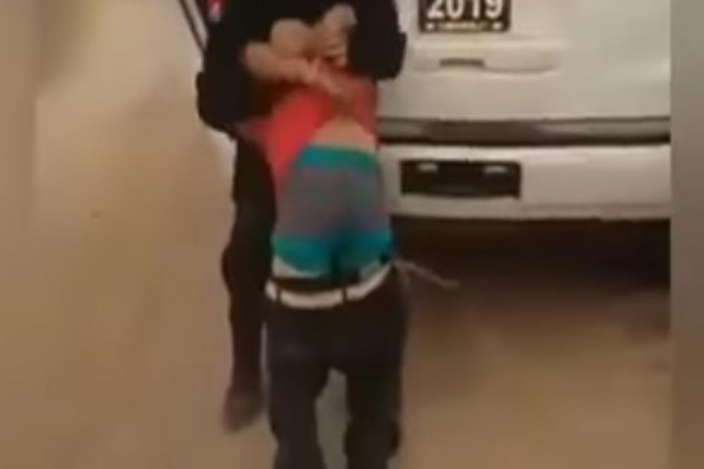 OVAKO PREVASPITAVA MEKSIČKA POLICIJA! MOTKOM PO GOLOJ ZADNJICI: Neće mu više pasti na pamet da krade (VIDEO +18)