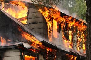 ZBOG PIROTEHNIKE BAKA OSTALA BEZ KROVA: Požar u Susedgradu ugasili komšije nesrećne starice