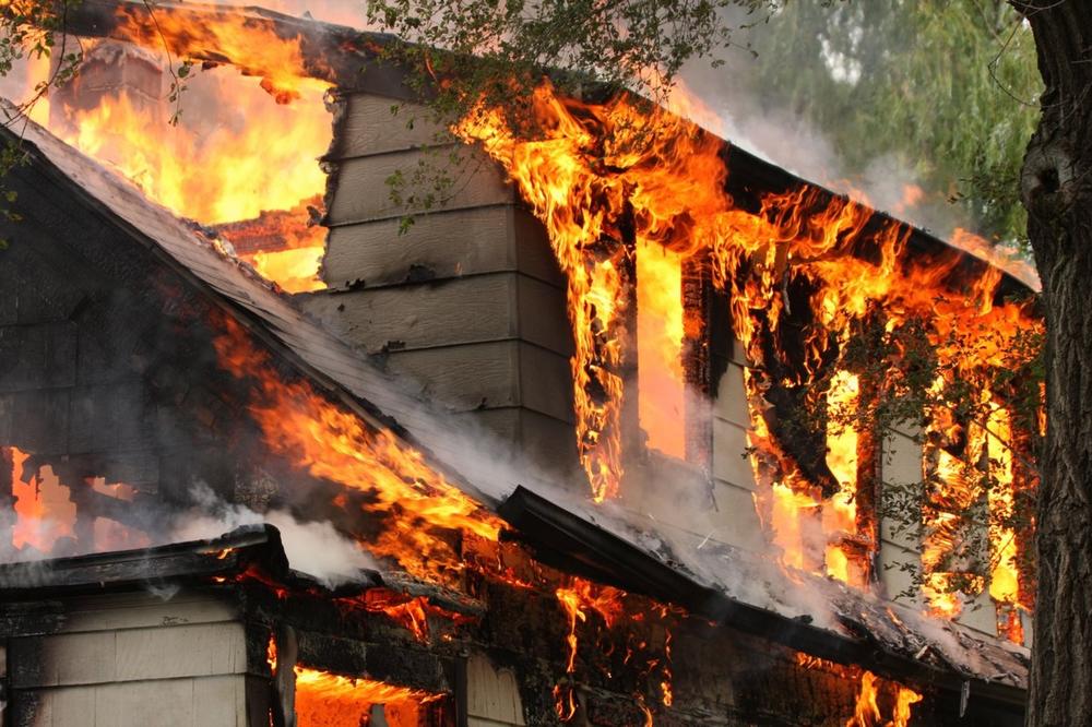 ZBOG PIROTEHNIKE BAKA OSTALA BEZ KROVA: Požar u Susedgradu ugasili komšije nesrećne starice