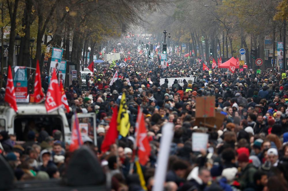 FRANCUSKA NA NOGAMA, MAKRONA BAŠ BRIGA: Drugi dan protesta, stotine hiljada demonstranata ponovo na ulicama (VIDEO)