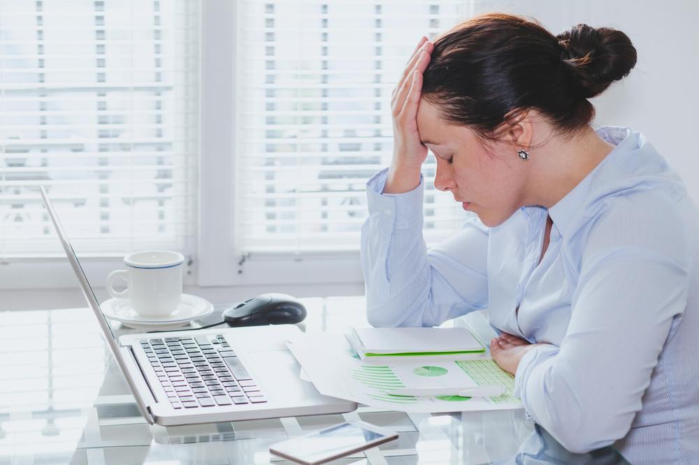 PRVA POMOĆ ZA UBLAŽAVANJE BOLA: Kako da preživite nesnosnu MIGRENU na poslu