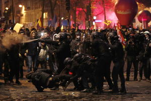 UŽAS! PROTESTI U FRANCUSKOJ SVE BRUTALNIJI: Osmi dan štrajka protiv penzionih reformi! HAOS na ulicama (VIDEO)