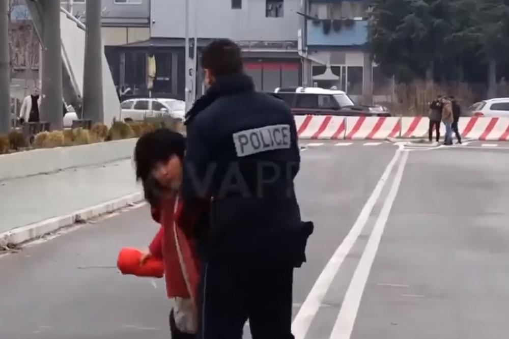 ŠOK SNIMAK SA KOSOVA: Evo kako policajac maltretira Srpkinju nasred mosta u Kosovskoj Mitrovici ! VIDEO