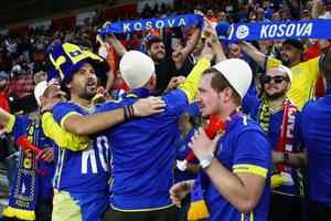 SKANDAL! UEFA, REAGUJ: Navijači TZV. Kosova OVIM transparentom provocirali Srbiju! FOTO