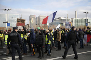 FRANCUSKE VLASTI PLAŠI ŽUTO Troje Parižana uhapšeno zbog sporne boje, policija ima tehniku protiv širenja snimka na mrežama