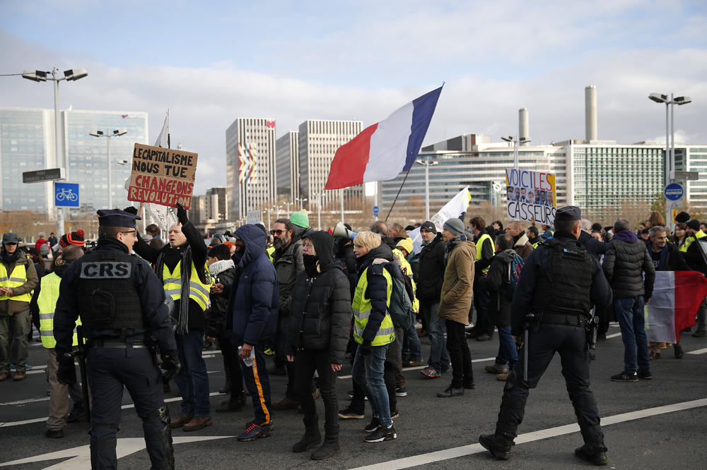 NOVI SUKOBI U PARIZU: Demonstrantima protiv reforme penzija se pridružili Žuti prsluci, odmah izbio sukob sa policijom!