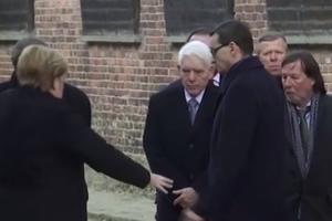 NOVI GAF ČELIČNE KANCELARKE: Merkelova umalo pala prilikom posete Aušvicu (VIDEO)