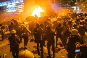 OBELEŽENO POLA GODINE PROTESTA U HONGKONGU: Hiljade ljudi izašlo na ulice! Uhapšeno njih 11, zaplenjeno oružje! (VIDEO)