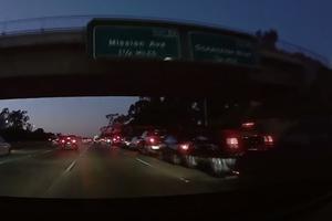TRENUTAK NEPAŽNJE, HAOS NA PUTU! Vozač na sekund skrenuo pogled, pa izazvao lančani sudar! (VIDEO)