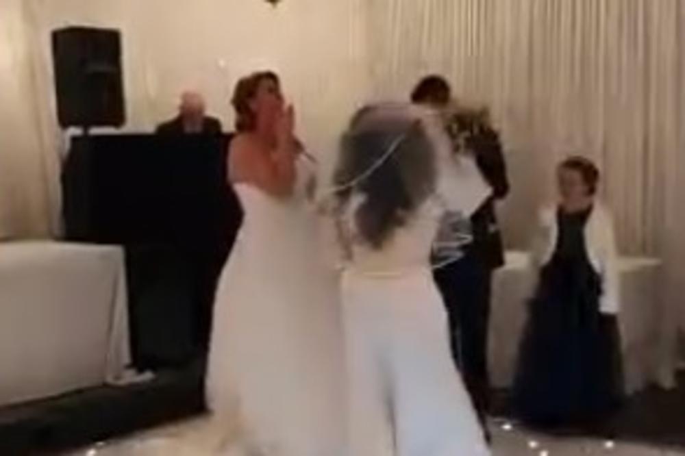 SKANDAL NA VENČANJU! Uletela žena u venčanici, tukla mladoženju buketom i vikala: TREBALO JE DA TO BUDEM JA (VIDEO)