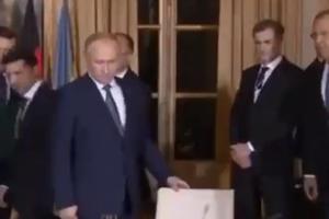 ZELENSKI SE ZANEO: Hteo da sedne na Putinovo mesto, pa se osramotio (VIDEO)
