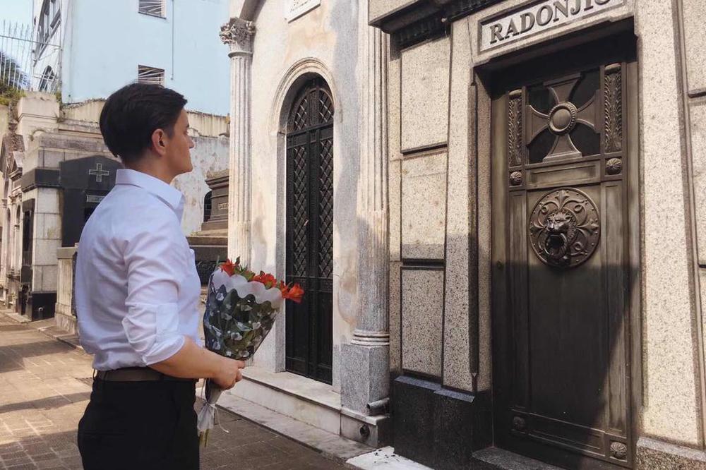 PREMIJERKA ANA BRNABIĆ U ARGENTINI: Posetila grob bivšeg predsednika Vlade Kraljevine Jugoslavije Milana Stojadinovića