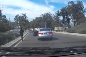 LUDA ŽENA! Usred vožnje izašla iz auta, vozilo nastavilo da se kreće, prešlo u suprotnu traku i izazvalo sudar! (VIDEO)