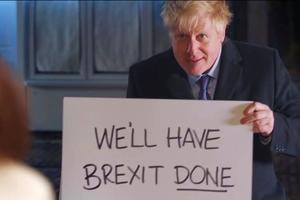 DŽONSON OVIM VIDEOM DIGAO BRITANIJU NA NOGE: Britanski premijer iskoristio scenu iz ljubavnog filma, nije dobro prošao!