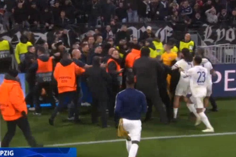 HAOS U FRANCUSKOJ: Fudbaleri Liona prošli dalje u Ligi šampiona a nakon meča se sukobili sa navijačima (VIDEO)