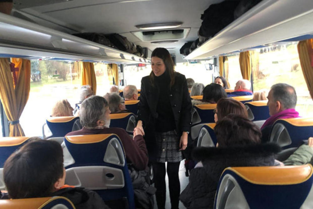 Irena Vujović ispratila penzionere sa Savskog venca na  besplatan dvodnevni izlet na Taru
